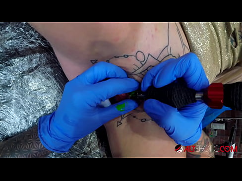 ❤️ Tsis tshua muaj tattooed hottie Sully Savage tau txais tattoo ntawm nws clitoris ☑ Sluts ntawm porn hmn.mailkassa.ru
